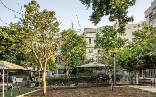 Bright & Sunny Apt in Trendy Location