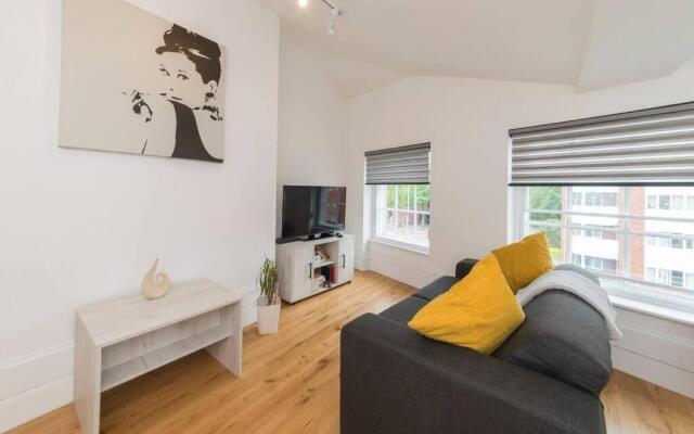 Spacious 1-BDR in central Reading w/ free parking