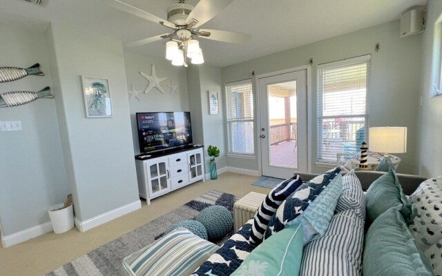 Sea-renity 3 Bedroom Home by Redawning