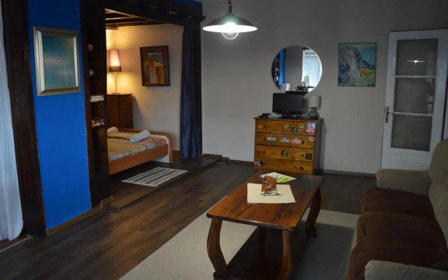 Atelier 9 - Art Mansard Studio