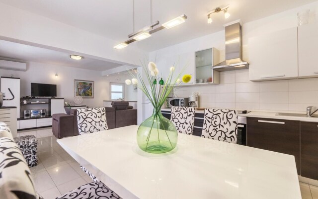 Awesome Home in Labin with Hot Tub, WiFi & 5 Bedrooms