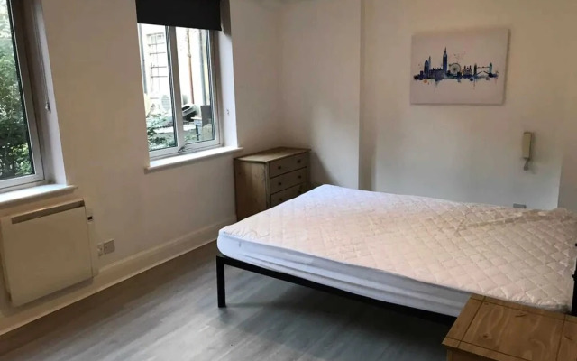 Spacious 1 Bedroom Flat Near Charterhouse Square