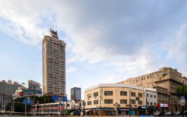 Qingzhu Hotel (Shanghai Nanjing East Road The Bund Subway Station)