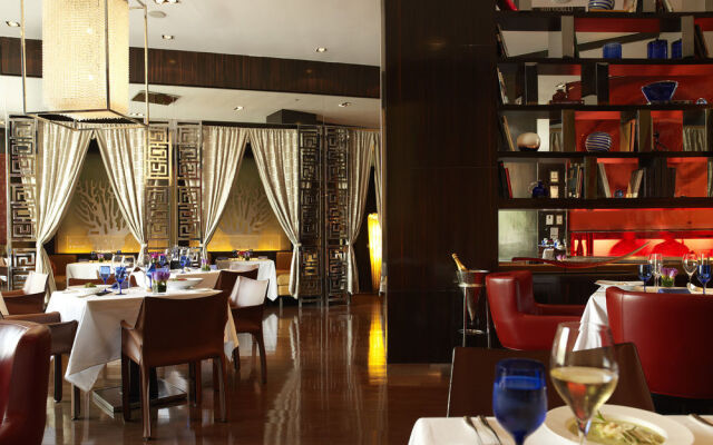 Financial International Street