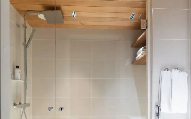 Luxurious 3-Br Apt with Balcony