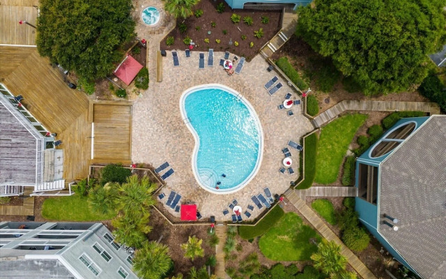 Treetop Beach Condo Sleeps 7!