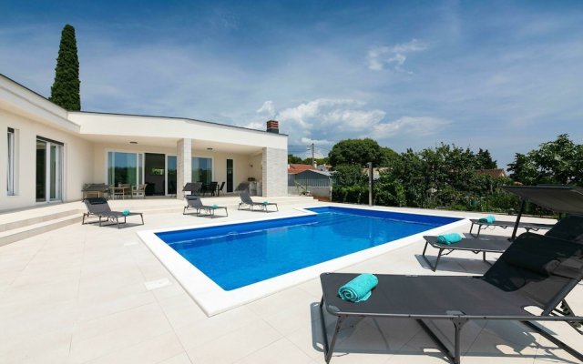 Detached Villa With Private Swimming Pool, 1.5 km From the Beach and 4 km From Pula