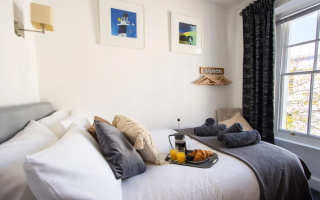 Spacious - Central 2 Bed Apartment