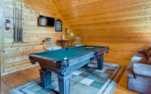 Gatlinburg Getaway: Private Hot Tub & Fireplace!