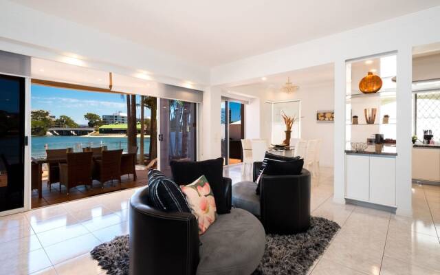 Edgewater on Chevron Waterfront 5 Bedroom Deluxe House Central Surfers
