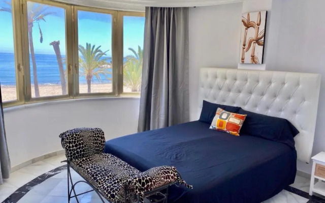 Frontline sea in the center of Puerto Banus.2 Bedrooms.