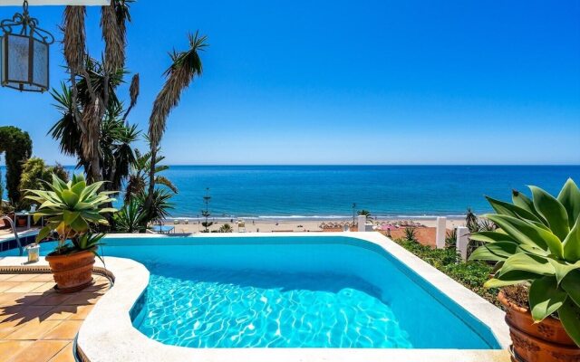 Outstanding beachfront villa Fuengirola
