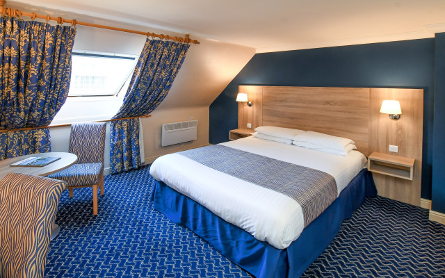 The Queens Hotel & Victoria Cloisters