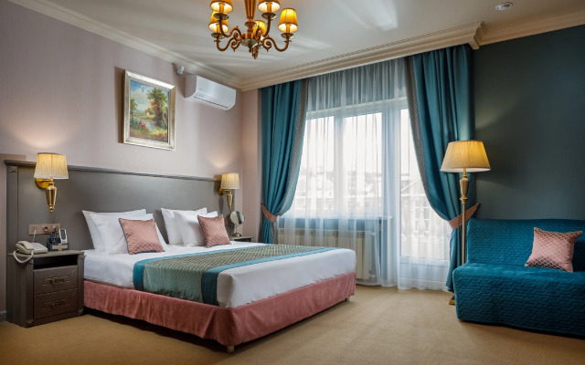 Mini-Hotel Biography