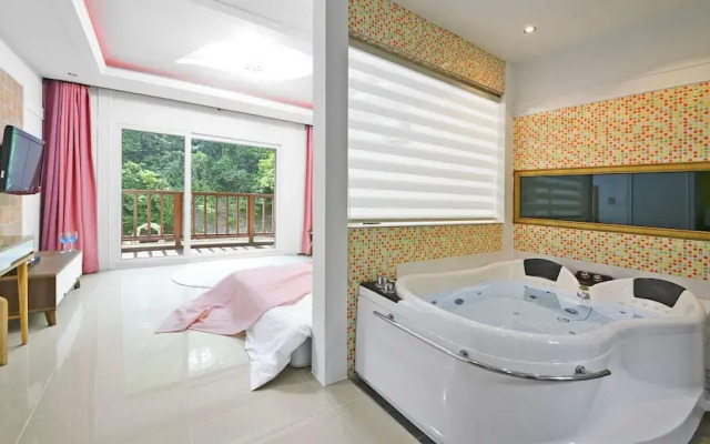 Gyeongju Green Valley Spa Pension