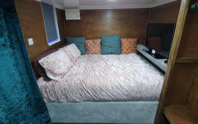 Adorable private suite with hassle-free street parking