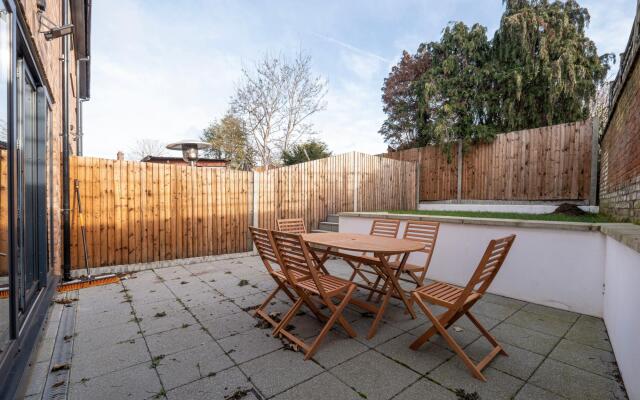 Modern 4 Bedroom House 01 With Parking in Farnham