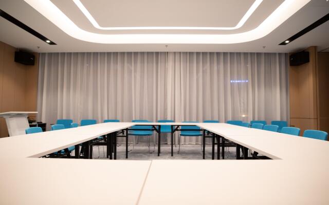 Holiday Inn Express Shenzhen Longhua by IHG