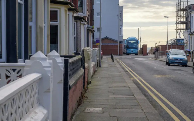 Heart of Blackpool - Sleeps 10 - Parking