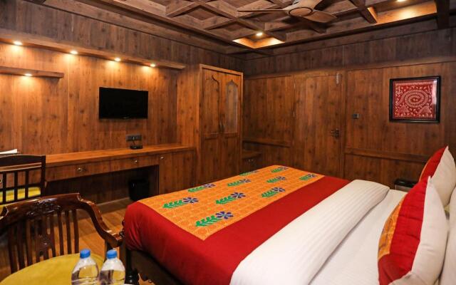 OYO EKTA Houseboat