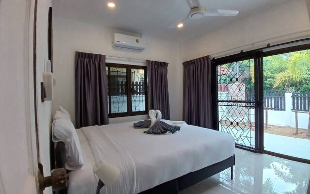 White House With 2br-1bath Near Kathu Water Fall