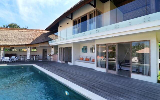 "stunning 4 Bedrooms Private Pool Villa in Canggu"