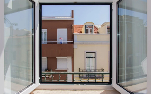 Typical Light Filled Graça Apartment, By TimeCooler