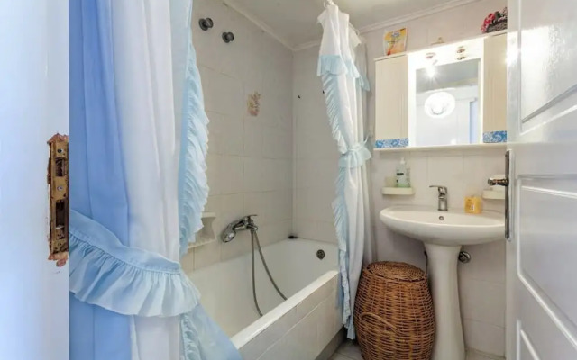 Bright Comfy Flat Near the Beach the City Center