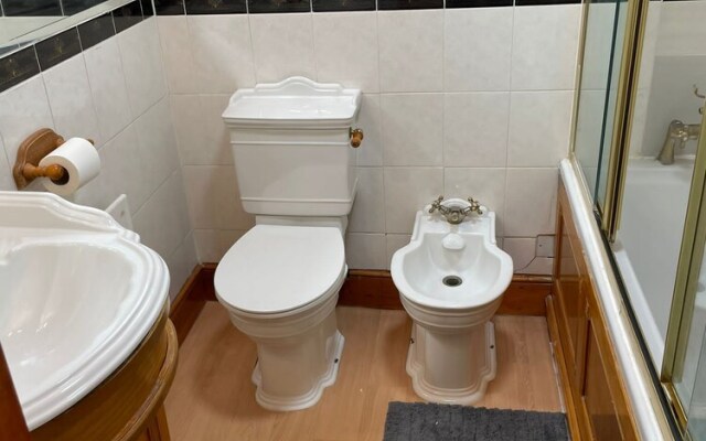 Charming 5-bed House in Mitcham