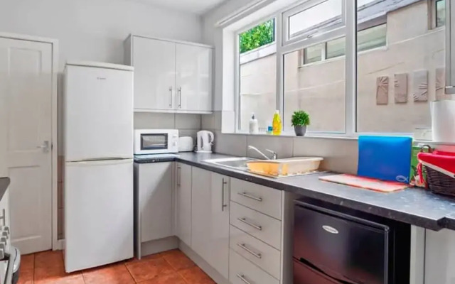 4 Bed Homely Retreat - Wolverhampton