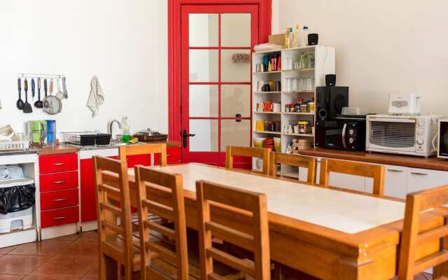 Hostal Irreal - Hostel