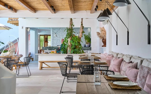 Adorno Beach Hotel & Suites