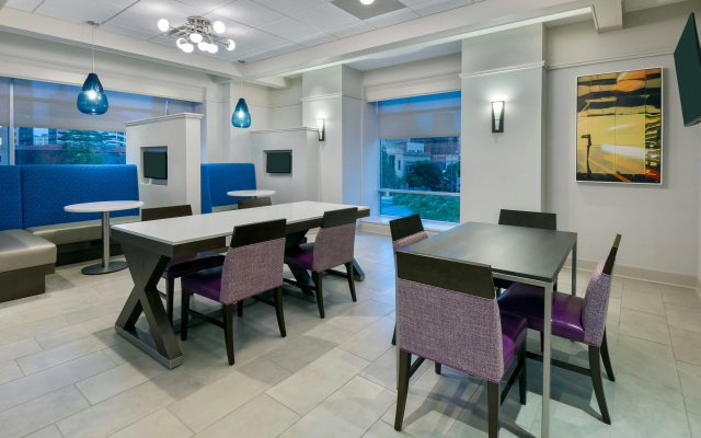 Hampton Inn & Suites Buffalo Downtown