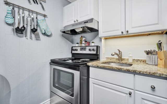 2BR Apt With Netflix Access to Rooftop Terrace