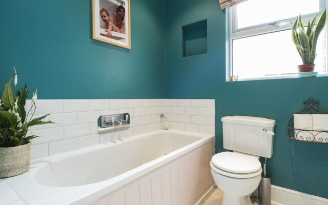 Spectacular Shepherds Bush Home Close to Westfield