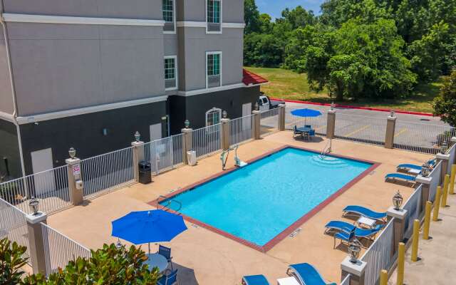 Comfort Inn & Suites Cleveland TX