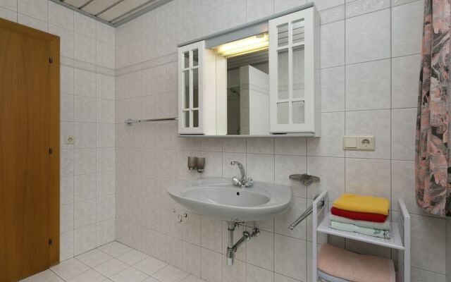 Modern Apartment in Uderns Near Ski Area