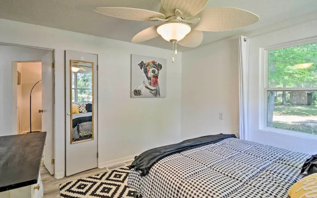 Stylish Dog-friendly Bungalow: Steps to Elk Lake