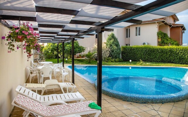 FM Premium 1-BDR Apartment with Pool & Parking - Summer Days