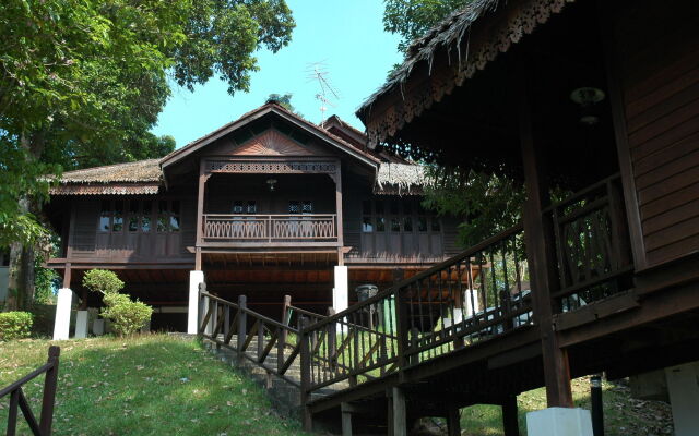 Kampung Tok Senik Resort