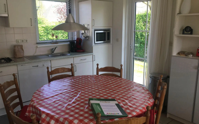 Detached bungalow with microwave and WiFi, within nature