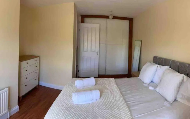 Modern 2 Bedroom House with Wifi