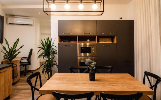 Luxurious Penthouse with Private POOL, WIFI & AC by 360 Estates