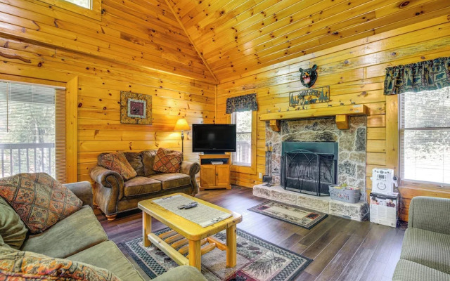 Sevierville Cabin w/ Hot Tub & Deck!