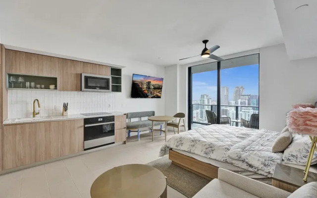 Downtown Studio w City Views