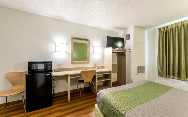 Motel 6 San Antonio, TX - South