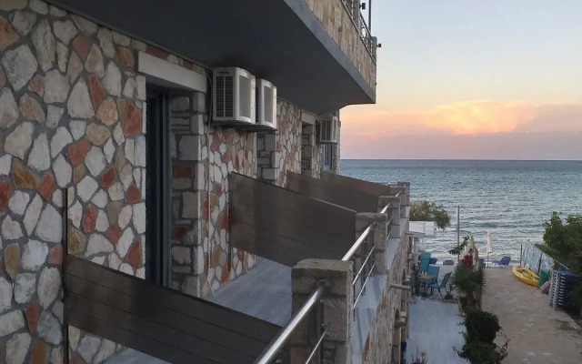 Golden Dolphin Studios & Apartments