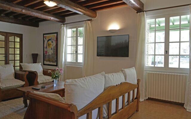 Lush Villa in Beaucaire With Swimming Pool