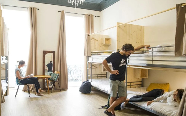 Georges Hostel & Café