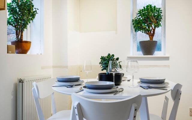 Stylish 3-bed Home in East London Free Parking